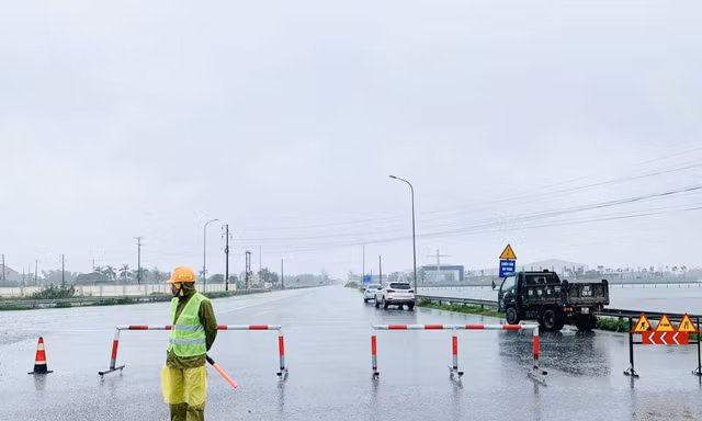 Quốc lộ 1A qua Hà Tĩnh ngập lụt, giao thông tê liệt
