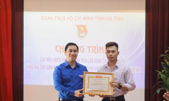 Trao tặng bằng khen cho sinh viên Lào cứu người rơi xuống cầu
