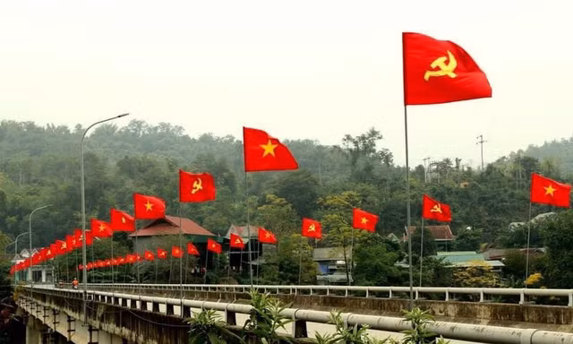 Đỏ thắm Quốc kỳ nơi miền rẻo cao xứ Nghệ