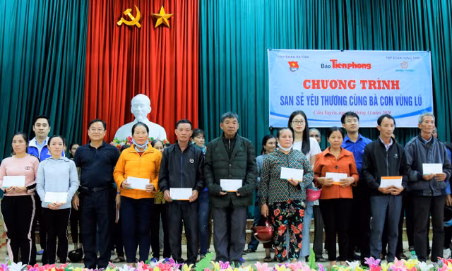 Trao 500 triệu hỗ trợ dân vùng lũ Hà Tĩnh