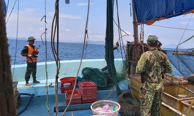 Nổ súng truy bắt tàu cá khai thác trái phép trên biển