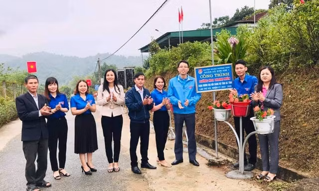 Thanh niên Hà Tĩnh làm đường hoa chào mừng Đại hội Đảng bộ tỉnh