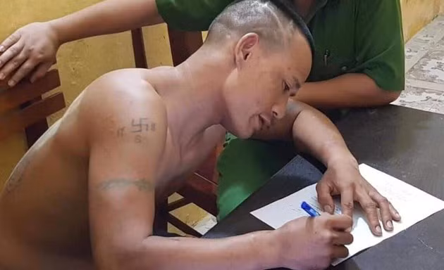 Đối tượng Hỷ tại công an. 