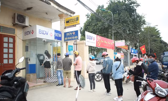Dòng người rồng rắn xếp hàng chờ rút tiền ngày 29 Tết