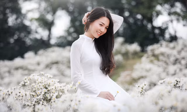 Cô nàng 9X Hà Nội tinh khôi bên cúc hoạ mi