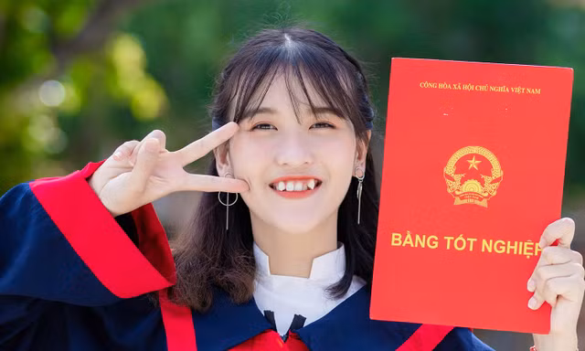 Nữ sinh con nhà nghèo tự xây dựng cho mình bảng thành tích đáng nể