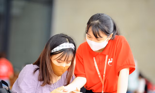 Hàng ngàn bạn trẻ tham gia chương trình hiến máu “Giọt hồng tri ân“
