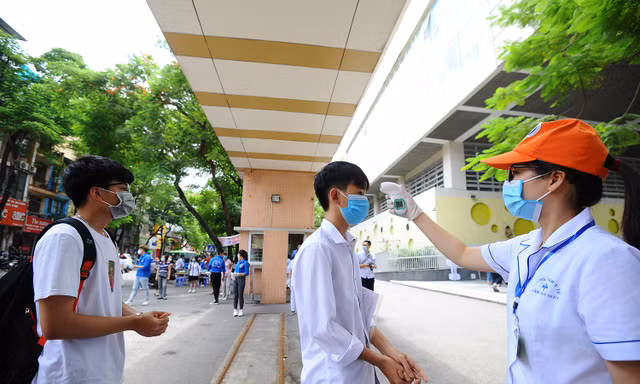Thí sinh dự thi tốt nghiệp THPT, phải khử khuẩn tay và đeo khẩu trang bắt buộc