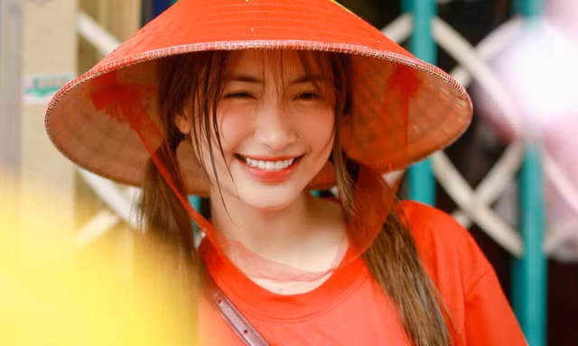 Lý do Hòa Minzy chưa thể nhận nuôi bé gái 6 tuổi mất cả gia đình tại Làng Nủ
