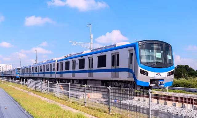 Tuyến Metro số 1 sắp "khai trương", teen TP.HCM có mấy cách để di chuyển đến nhà ga?