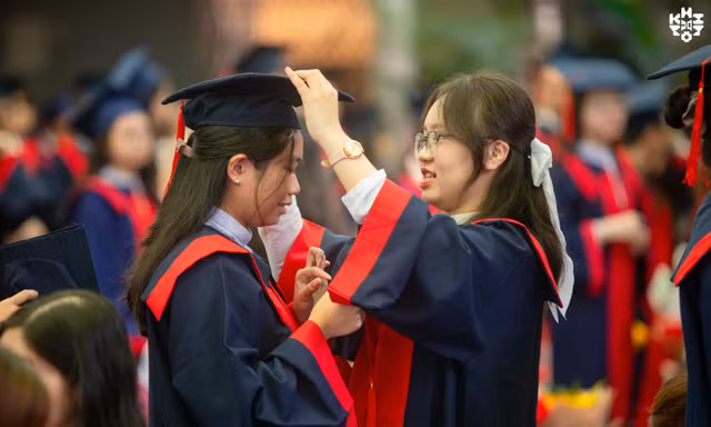 Kết thúc ngàn ngày gắn bó, teen THPT Nguyễn Công Trứ nghẹn ngào nói lời chia tay