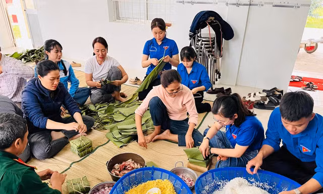 Đoàn viên thanh niên gói bánh chưng, bánh tét trao tặng các hoàn cảnh khó khăn