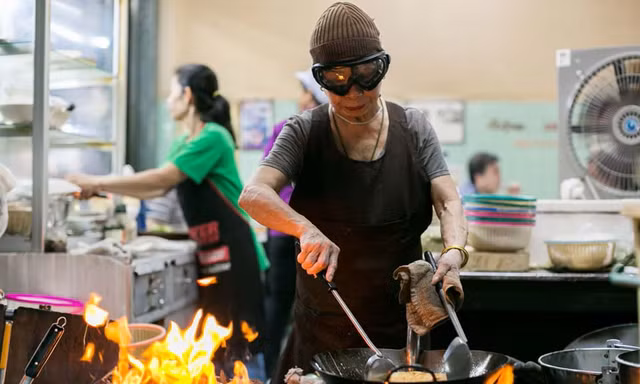 Jay Fai - chủ quán ăn Michelin sắp nghỉ hưu, du khách tới Bangkok "hốt cú chót"