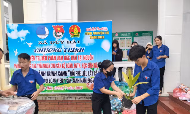 Sôi nổi hoạt động đổi rác lấy quà, tuyên truyền thông điệp bảo vệ môi trường