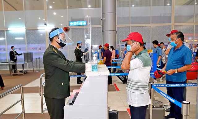 Bỏ xét nghiệm COVID-19 với khách bay từ TPHCM và Cần Thơ, tăng chuyến bay Tết