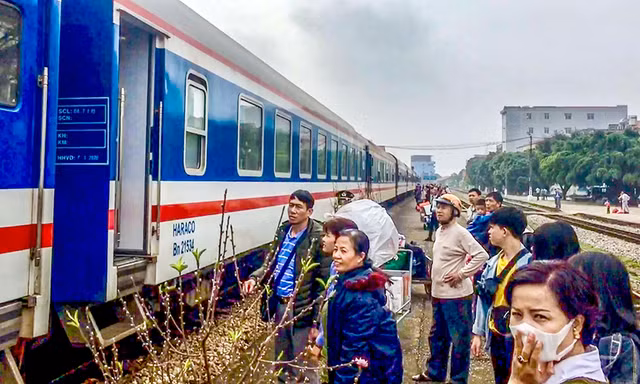 Huỷ hàng loạt đoàn tàu khách Tết do khách trả vé.