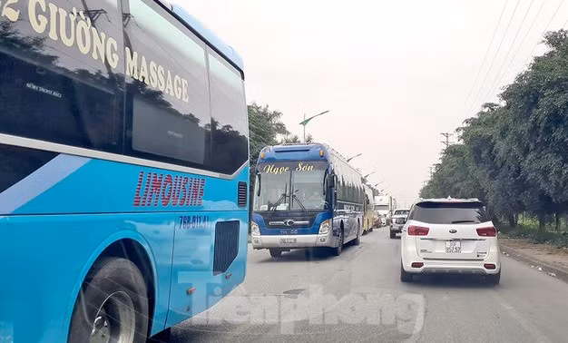 Đoạn cuối cao tốc Pháp Vân để vào nội thành Hà Nội ùn ức kéo dài, lực lượng cảnh sát giao thông được tăng cường để điều tiết và phân làn. Ảnh: Dương Hưng.