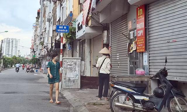 Hộ kinh doanh đang chịu ảnh hưởng nặng nề bởi dịch COVID-19, khi phải đóng cửa suốt thời gian qua. Ảnh chụp tại Hà Nội.