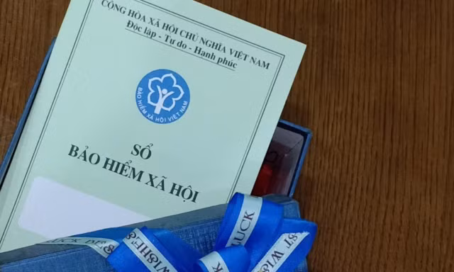 Có 2 sổ BHXH, trong đó một sổ chưa chốt, người lao động cần làm gì?