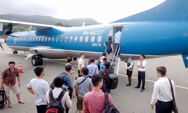 Hiện sân bay Cà Mau chỉ đủ điều kiện khai thác được máy bay ATR72, nên chỉ duy nhất hãng Vasco khai thác đường bay đi/đến sân bay này.