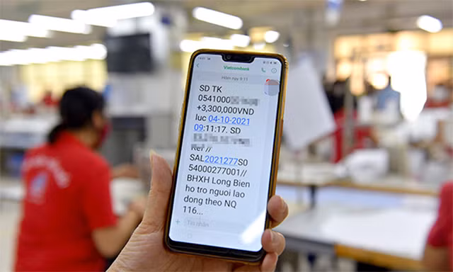 Người lao động nhận tiền hỗ trợ từ Quỹ bảo hiểm thất nghiệp.