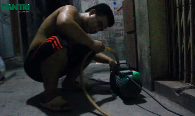 Cả đêm phải canh nước là tình cảnh hiện tại của những hộ dân xóm Chùa.