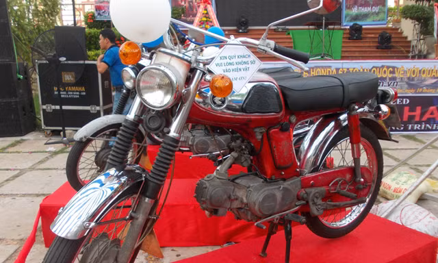 Chiêm ngưỡng xe Honda 67 nguyên bản giữa lòng phố cổ