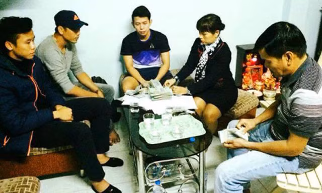 Ngọc Hải (trái) cùng đại diện CLB SLNA đến tận nhà Anh Khoa (phải) để trao toàn bộ số tiền đền bù. 