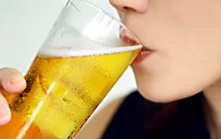 Ông bố Nhật dạy con gái bằng 'một đêm ăn nhậu xả láng'