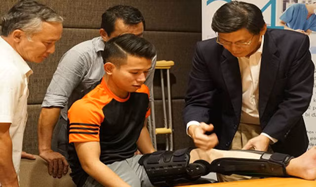 Anh Khoa sau phẫu thuật nối dây chằng. Ảnh: Trần Ngoan.