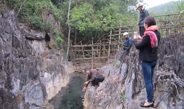 Suối nước nóng ở làng Luống, xã Thành Minh, huyện Thạch Thành. Ảnh: Hoàng Lam