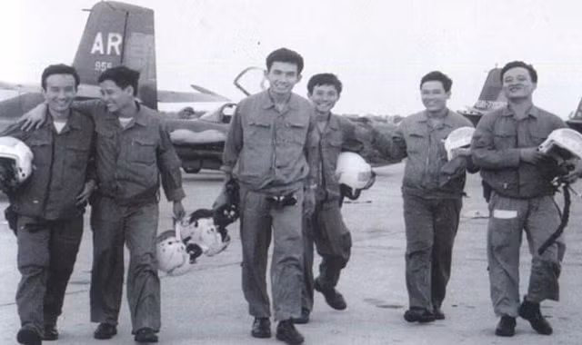 Phi đội Quyết thắng tại sân bay Thành Sơn trước khi đánh sân bay Tân Sơn Nhất chiều 28/4/1975 (phi công Từ Đễ thứ 3 từ trái qua phải).
