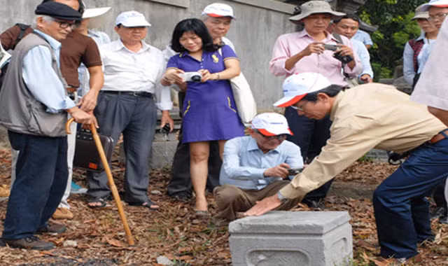 Đoàn các nhà nghiên cứu đi thực địa tại khu vực chùa Thiền Lâm (Thừa Thiên - Huế).