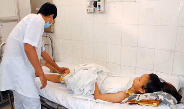 Bệnh nhân đang điều trị do rắn lục đuôi đỏ tấn công. Ảnh: Kh.Uyên.