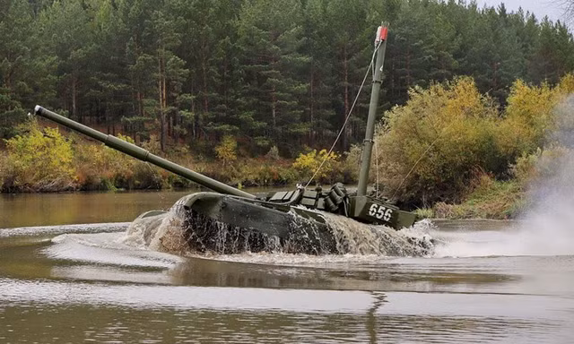 Cận cảnh xe tăng T-72 Nga vượt sông…như tàu ngầm