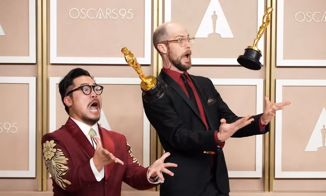 Thông điệp từ bộ đôi Daniels - chủ nhân 7 tượng vàng Oscar: Đừng bao giờ từ bỏ ước mơ!
