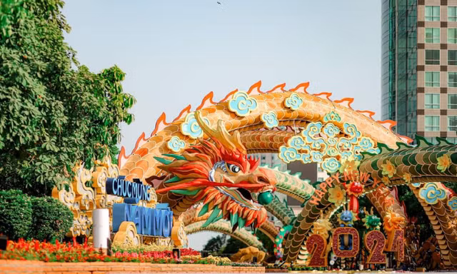 Giới trẻ về quê ăn Tết vẫn kịp "check-in" cùng linh vật rồng tại đường hoa Nguyễn Huệ