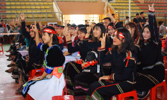 Sinh viên các dân tộc trường ĐHTN hiến máu trong trang phục truyền thống