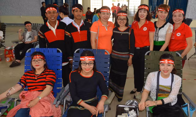 Nhóm tình nguyện viên đồng bào các dân tộc đến từ xã Hòa Thắng