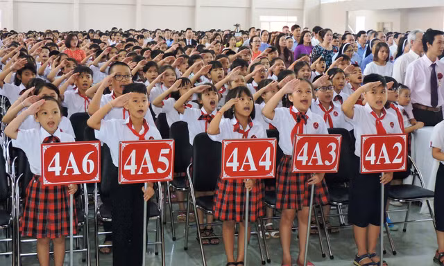 Học sinh khối tiểu học trường Hoàng Việt hát Quốc ca