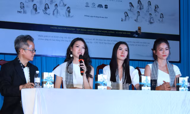 Ba nàng hoa hậu, á hậu xinh đẹp, thông minh chia sẻ câu chuyện về giá trị của sách tại M'đrắk