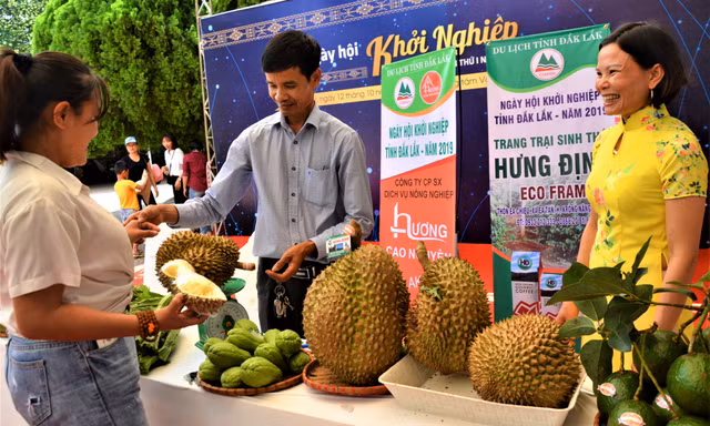 Đôi vợ chồng Hưng-Định giới thiệu sản phẩm của nông dân xã vùng sâu huyện Krông Năng