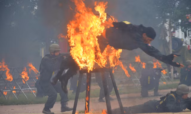 Quảng trường 10/3 mịt mù khói lửa