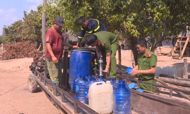 Công an tỉnh Đắk Lắk cung cấp nước sạch cho người dân vùng biên giới huyện Ea Súp