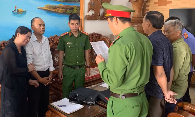 Cơ quan điều tra đọc lệnh đọc tạm giam bị can Đỗ Văn Hưu (áo trắng)