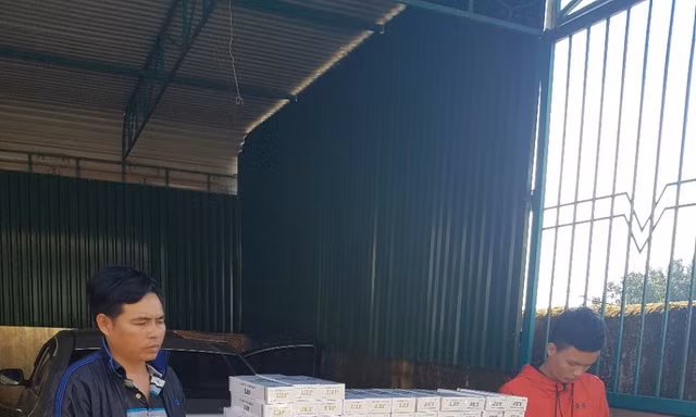 Cảnh sát giao thông bắt xe chở thuốc lá lậu