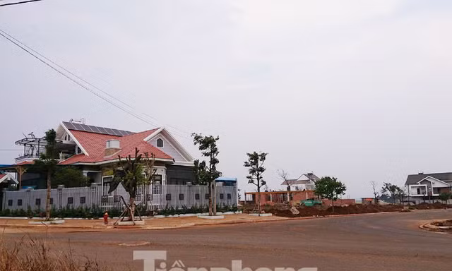 Nhiều biệt thự xây dựng trên đất nông nghiệp tại dự án nhà ở thương mại của Cty Nam Sơn