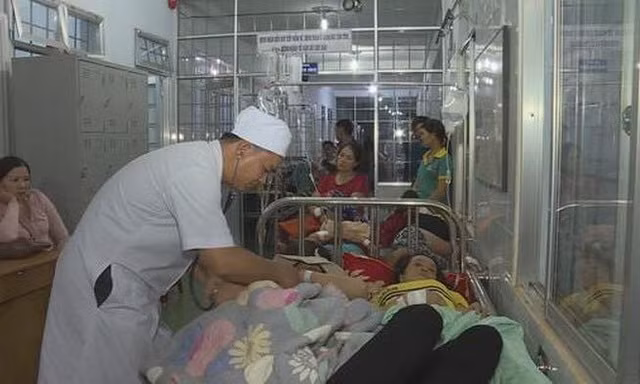 Bác sĩ bệnh viện đang cấp cứu cho người dân bị ngọ độc thức ăn