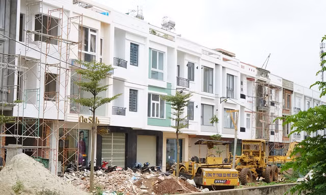 Dãy nhà liền kề của Cty Phú Xuân chưa được phép chuyển đổi từ đất thương mại dịch vụ sang đất ở