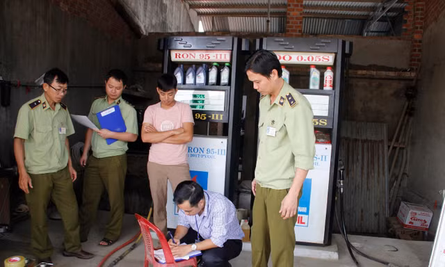 Cơ quan chức năng tỉnh Đắk Lắk kiểm tra các cơ sở kinh doanh xăng dầu (Ảnh: A.X)